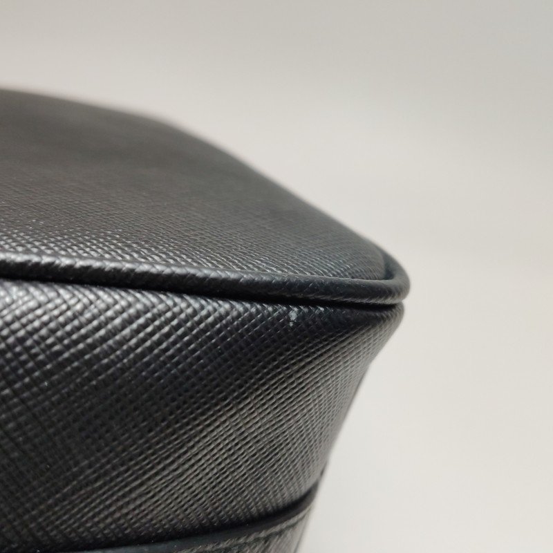 Prada牛皮純色字母Logo拉鏈斜挎包-14