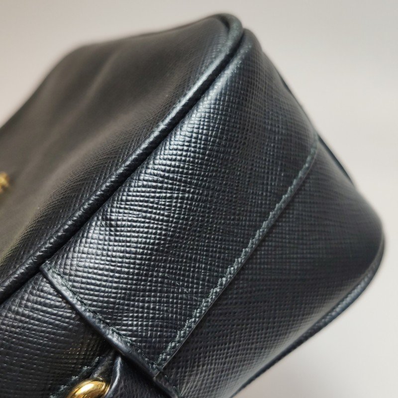 Prada牛皮純色字母Logo拉鏈斜挎包-17