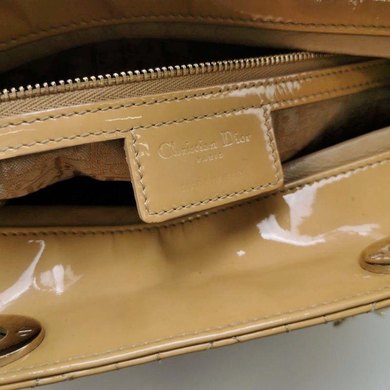 Dior Lady Dior戴妃包大號漆皮藤格紋字母Logo吊飾單肩包-7