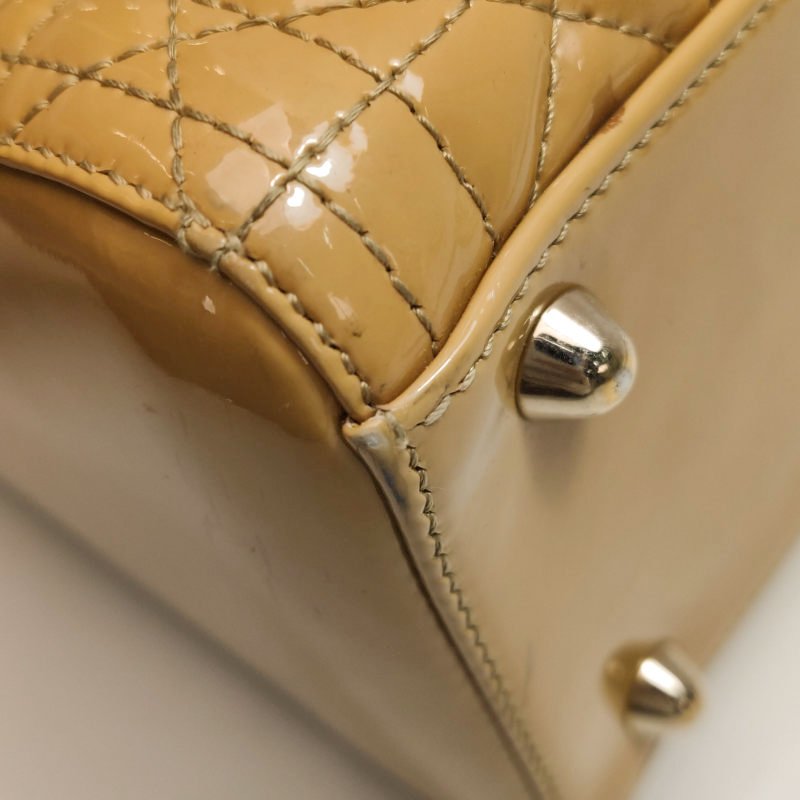 Dior Lady Dior戴妃包大號漆皮藤格紋字母Logo吊飾單肩包-15