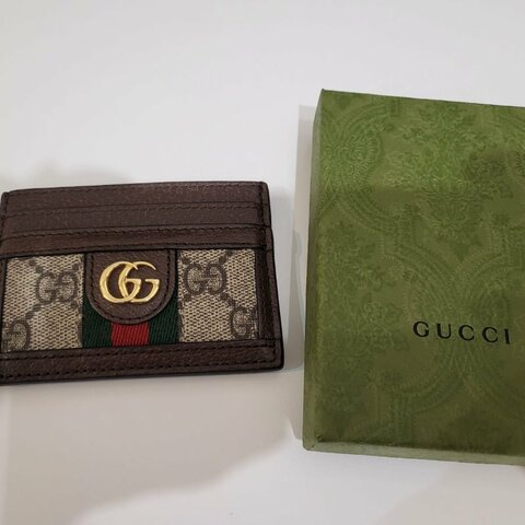 Gucci 老花卡包