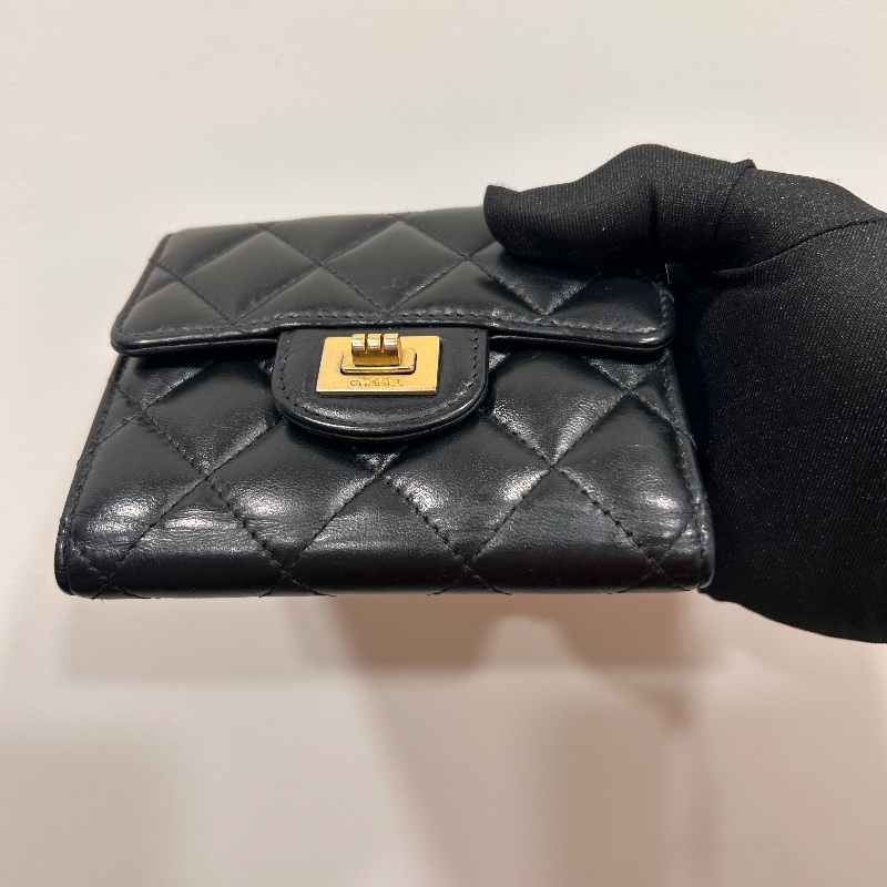 Chanel 香奈爾 三折絎縫羊皮短夾 25 開-27