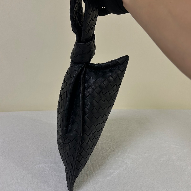 Bottega Veneta BV Twist 黑色編織扭結手提包-8