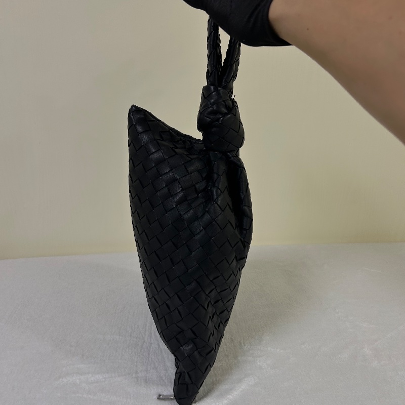 Bottega Veneta BV Twist 黑色編織扭結手提包-9