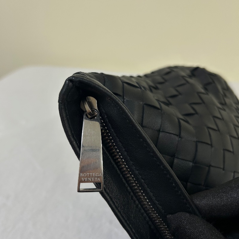 Bottega Veneta BV Twist 黑色編織扭結手提包-13