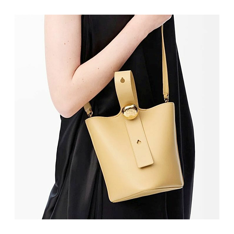 LOEWE 光滑小牛皮鵝卵石紋迷你水桶包 8752-10