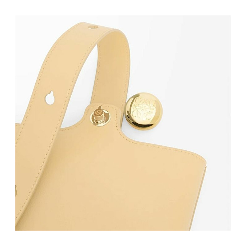 LOEWE 光滑小牛皮鵝卵石紋迷你水桶包 8752-15
