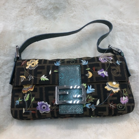 FENDI 老花刺繡花 蜥蜴皮帶 法棍 XC137