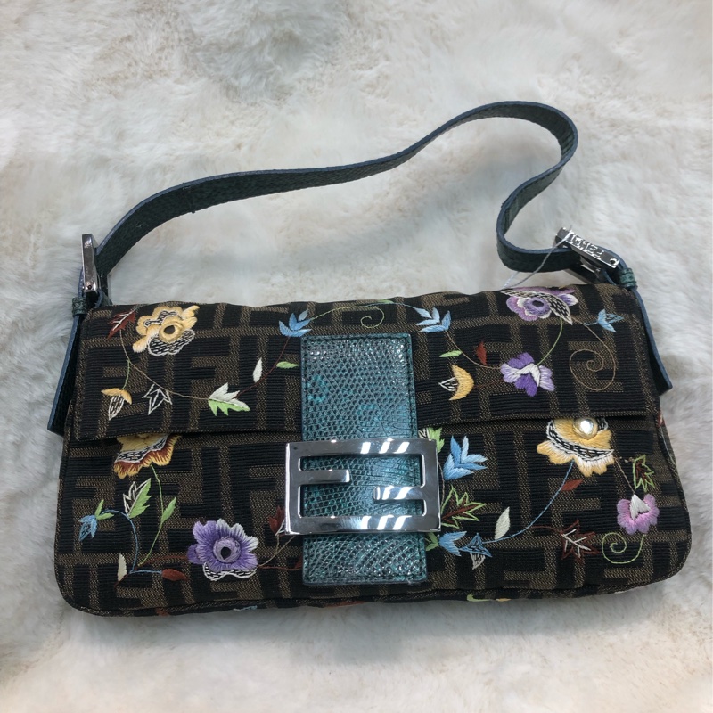 FENDI 老花刺繡花 蜥蜴皮帶 法棍 XC137-0