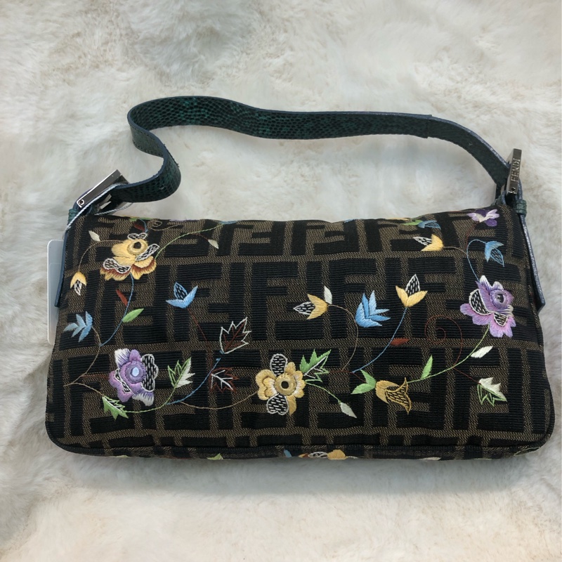 FENDI 老花刺繡花 蜥蜴皮帶 法棍 XC137-1