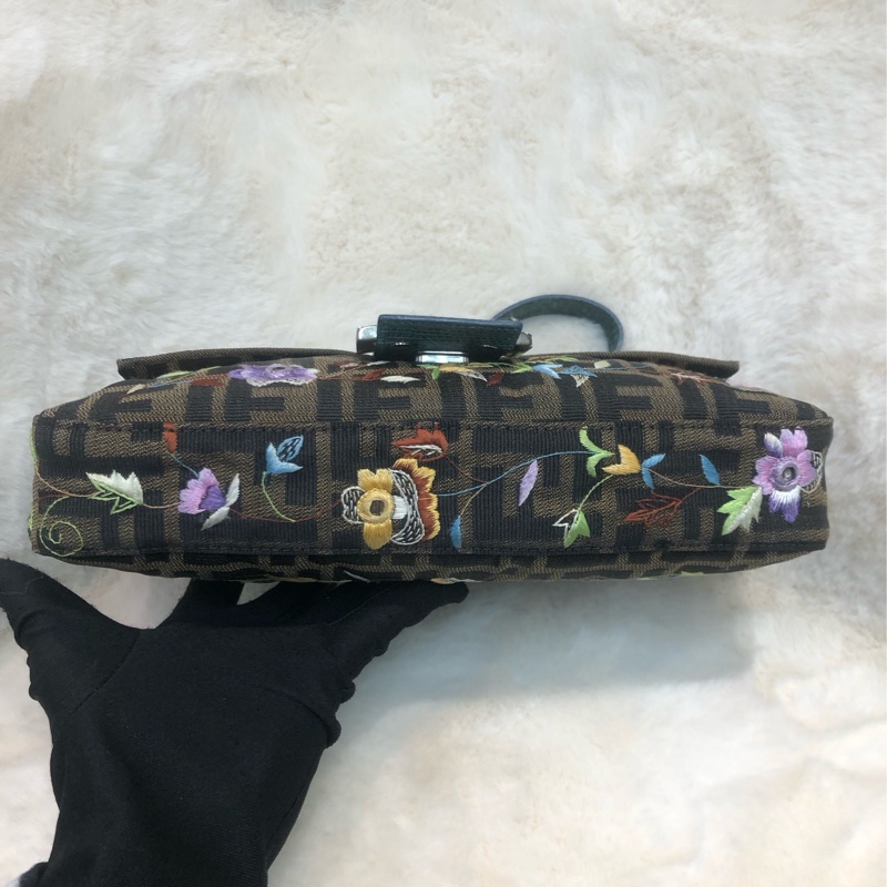 FENDI 老花刺繡花 蜥蜴皮帶 法棍 XC137-2