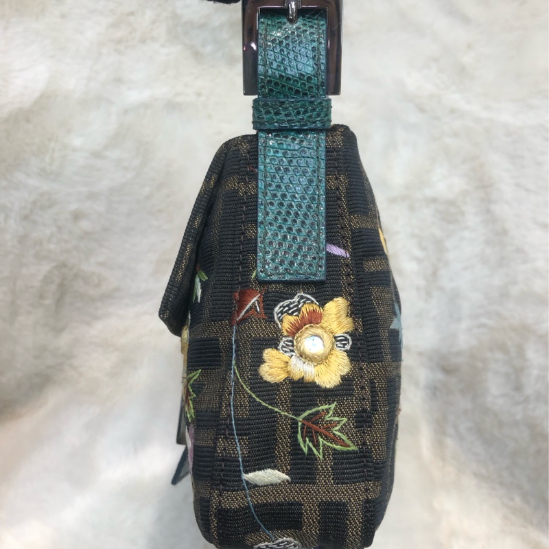 FENDI 老花刺繡花 蜥蜴皮帶 法棍 XC137-3