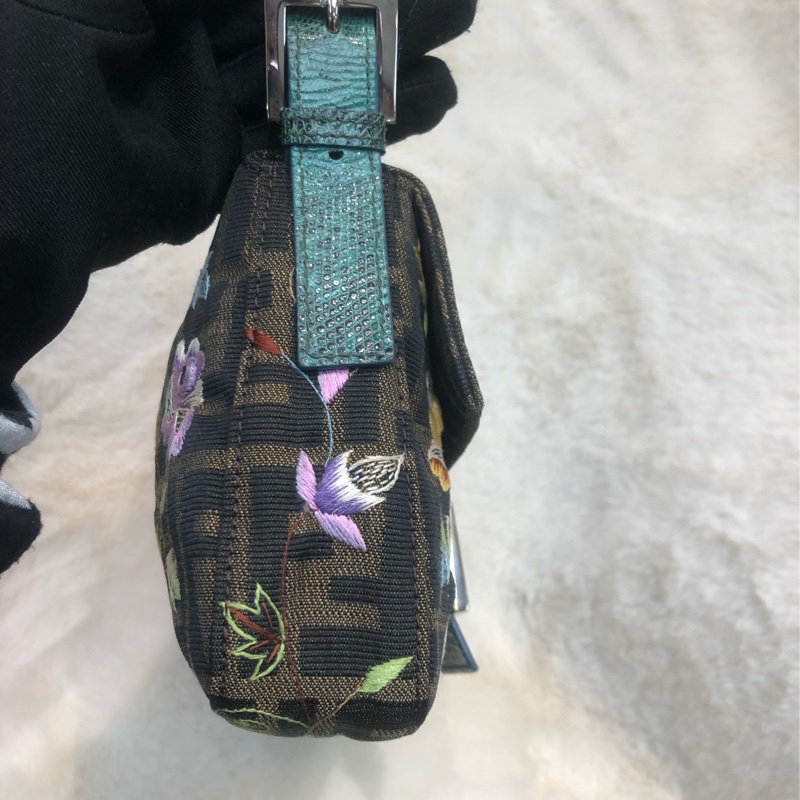 FENDI 老花刺繡花 蜥蜴皮帶 法棍 XC137-4