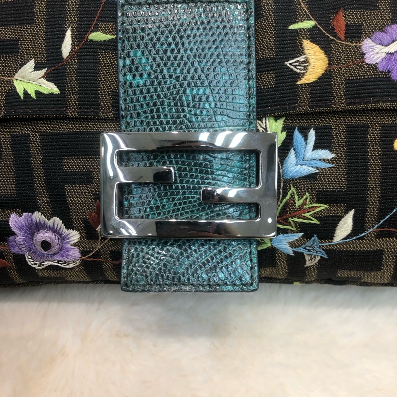 FENDI 老花刺繡花 蜥蜴皮帶 法棍 XC137-6
