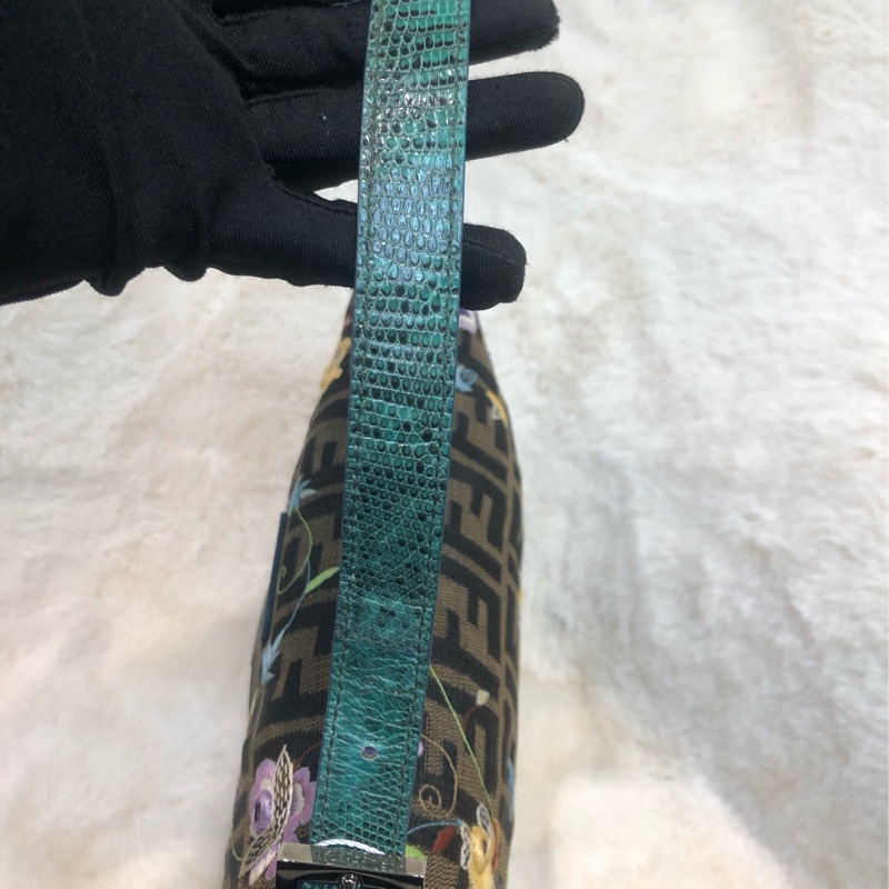 FENDI 老花刺繡花 蜥蜴皮帶 法棍 XC137-7