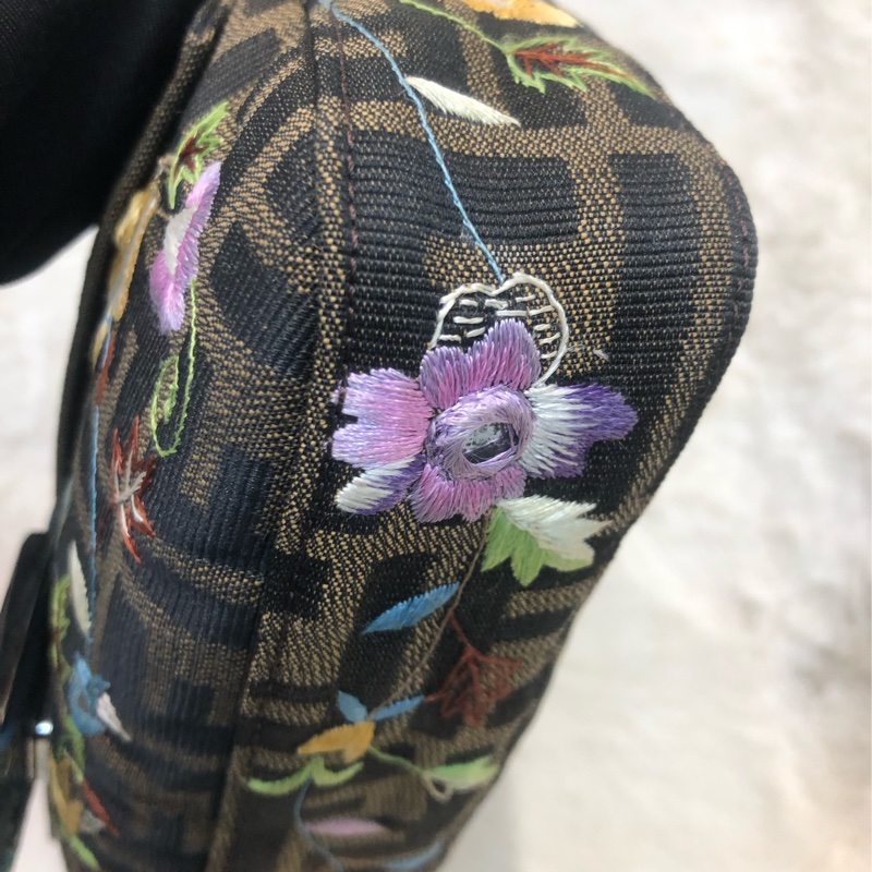 FENDI 老花刺繡花 蜥蜴皮帶 法棍 XC137-13