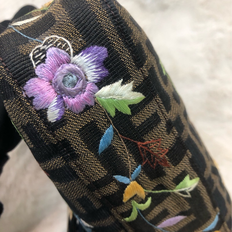 FENDI 老花刺繡花 蜥蜴皮帶 法棍 XC137-14