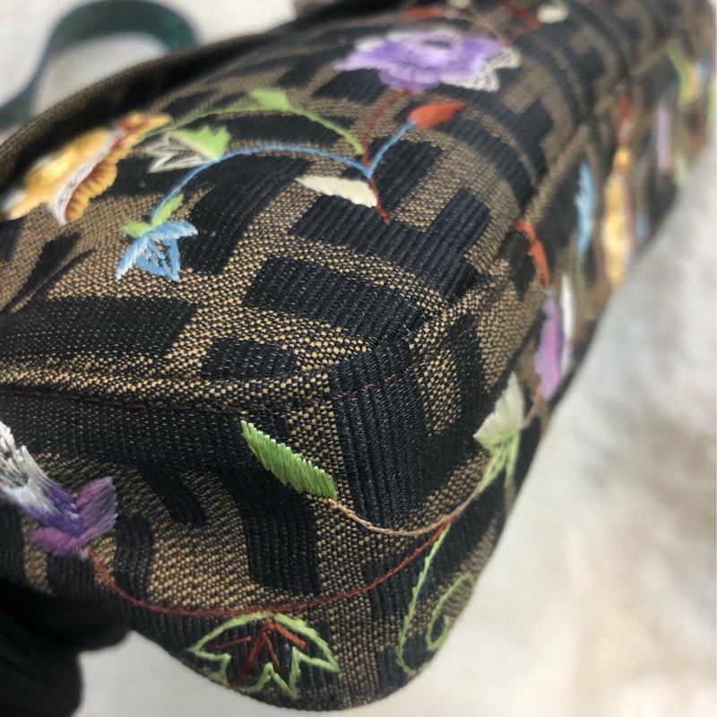 FENDI 老花刺繡花 蜥蜴皮帶 法棍 XC137-15