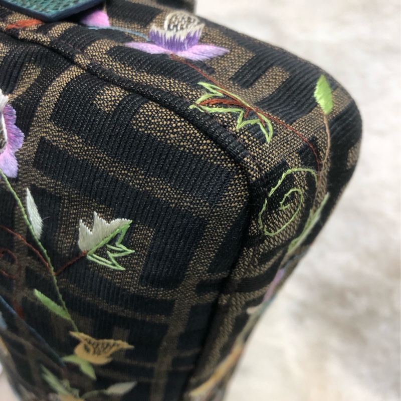 FENDI 老花刺繡花 蜥蜴皮帶 法棍 XC137-16