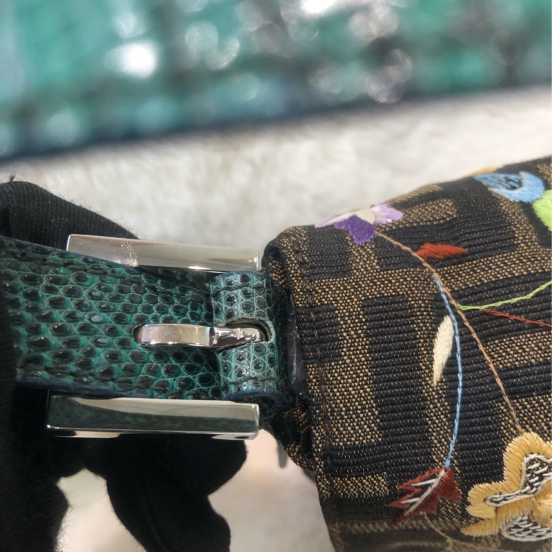 FENDI 老花刺繡花 蜥蜴皮帶 法棍 XC137-17