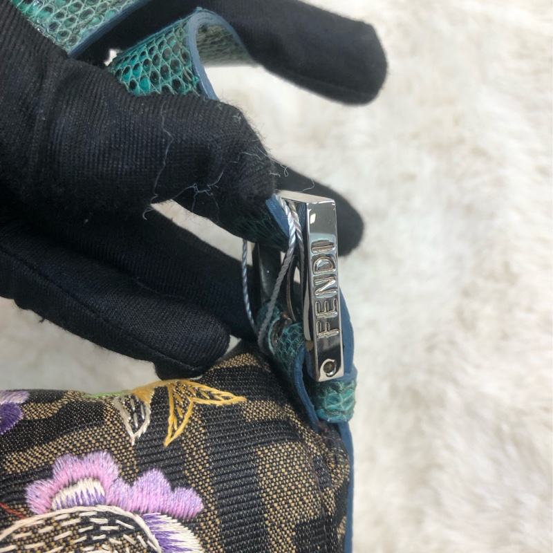 FENDI 老花刺繡花 蜥蜴皮帶 法棍 XC137-18