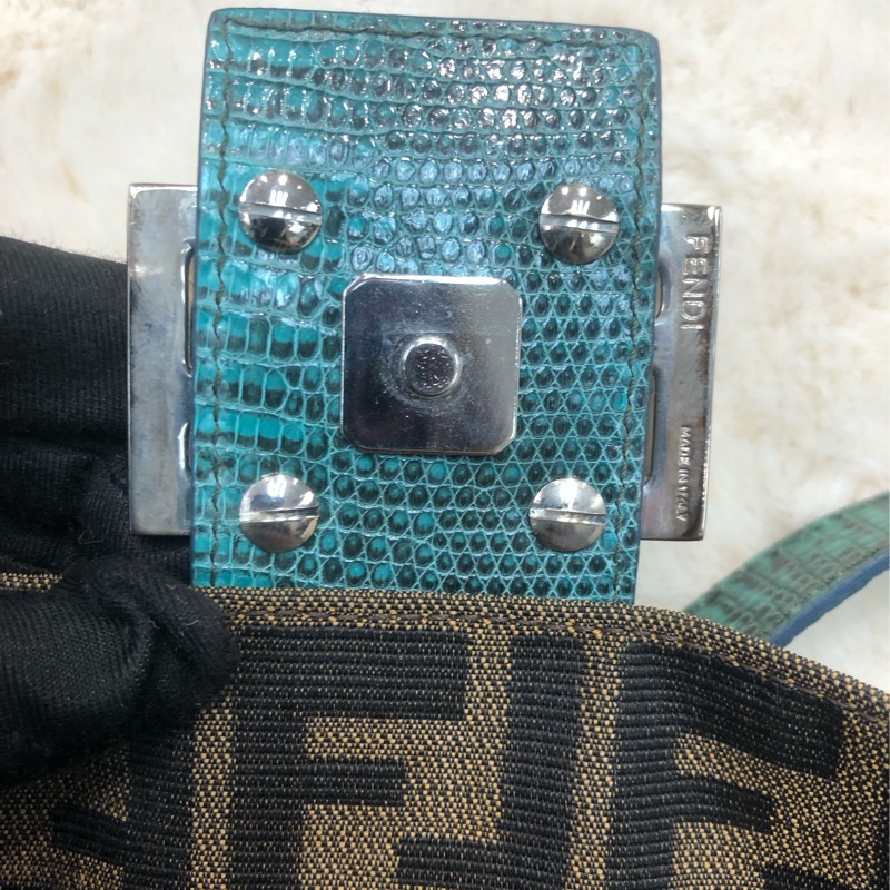 FENDI 老花刺繡花 蜥蜴皮帶 法棍 XC137-21