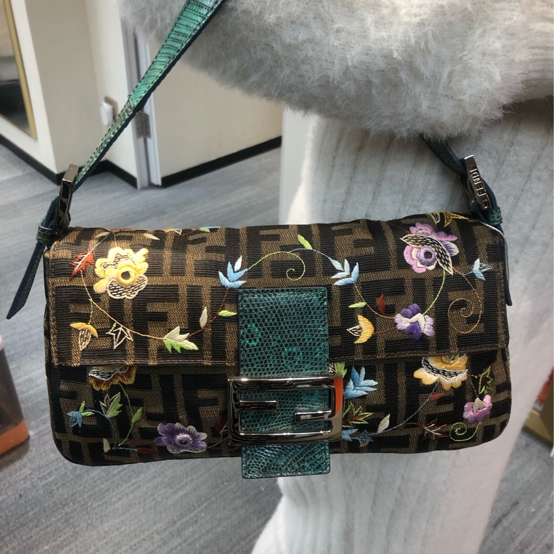 FENDI 老花刺繡花 蜥蜴皮帶 法棍 XC137-10