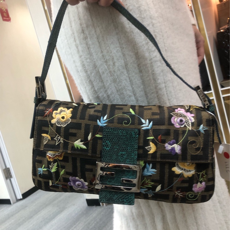 FENDI 老花刺繡花 蜥蜴皮帶 法棍 XC137-11