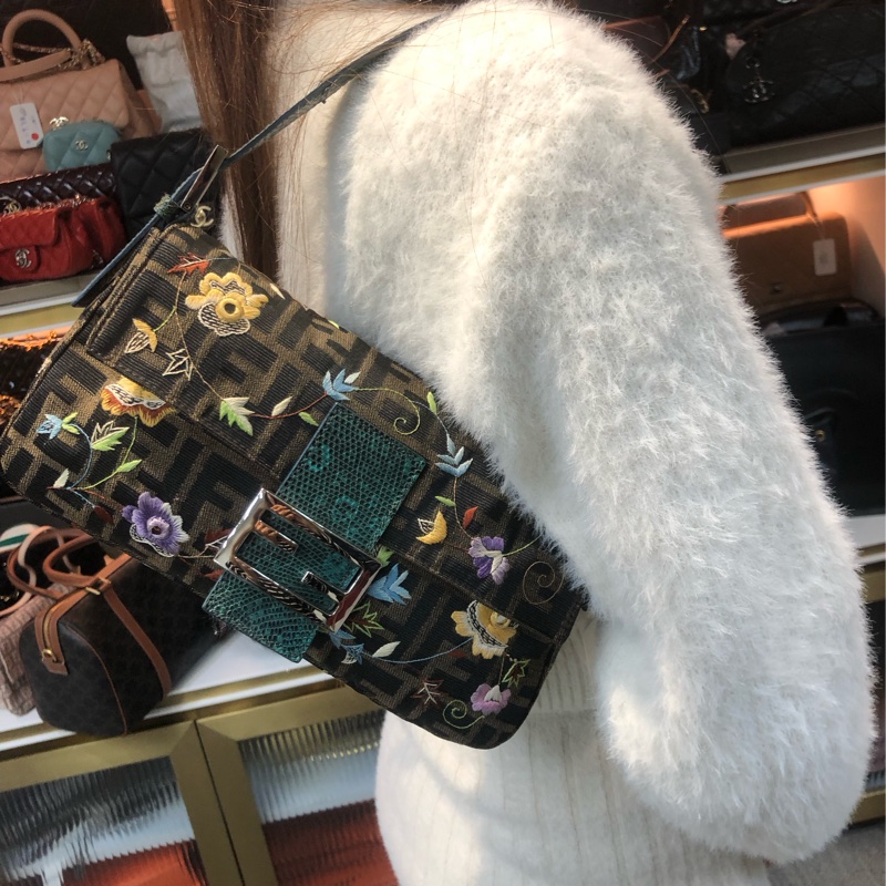 FENDI 老花刺繡花 蜥蜴皮帶 法棍 XC137-12