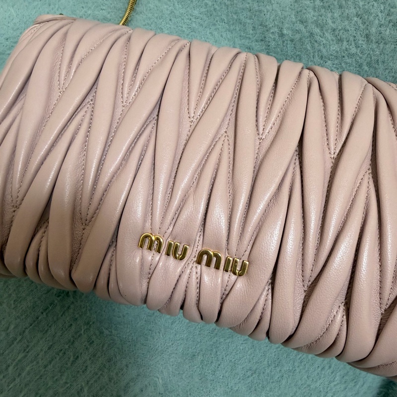 MIUMIU繆繆翻蓋式Matelasse皺摺紋單肩/手拿包/側背包（附保證卡.原廠防塵袋)-0