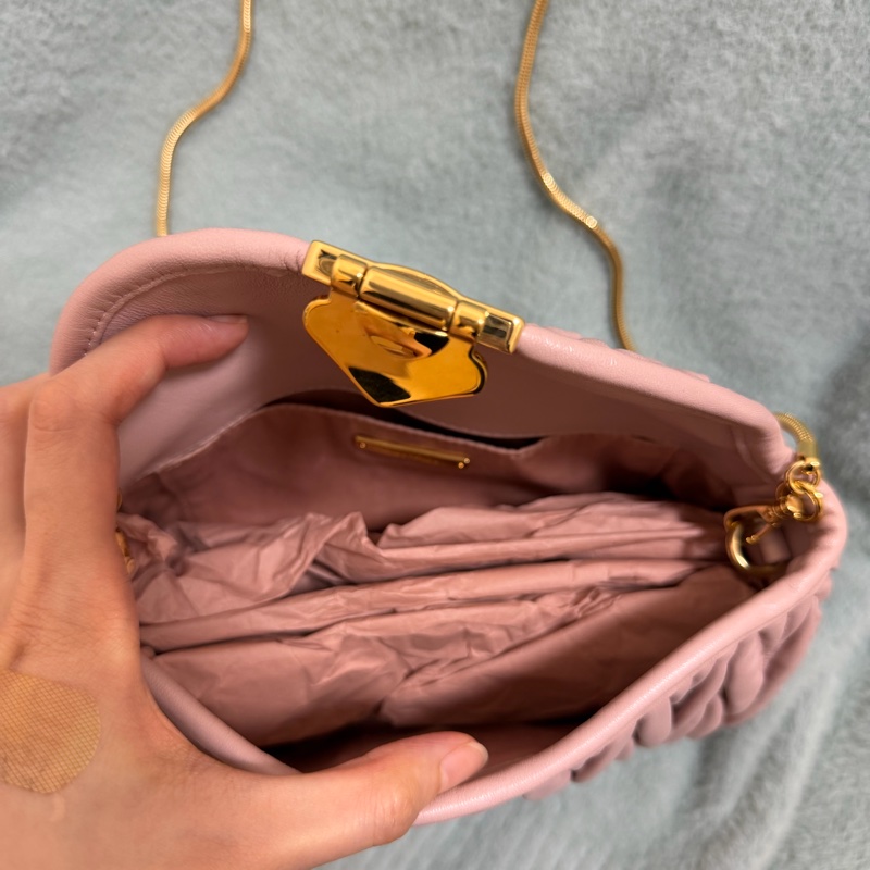 MIUMIU繆繆翻蓋式Matelasse皺摺紋單肩/手拿包/側背包（附保證卡.原廠防塵袋)-1