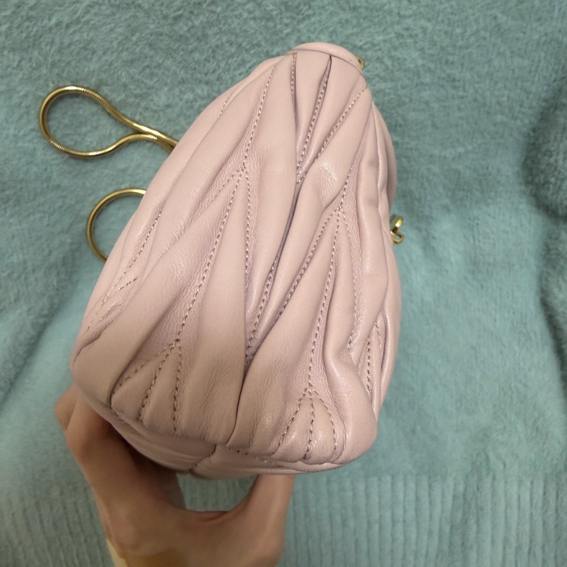 MIUMIU繆繆翻蓋式Matelasse皺摺紋單肩/手拿包/側背包（附保證卡.原廠防塵袋)-3