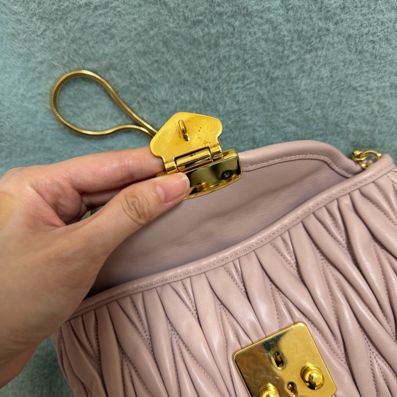 MIUMIU繆繆翻蓋式Matelasse皺摺紋單肩/手拿包/側背包（附保證卡.原廠防塵袋)-5