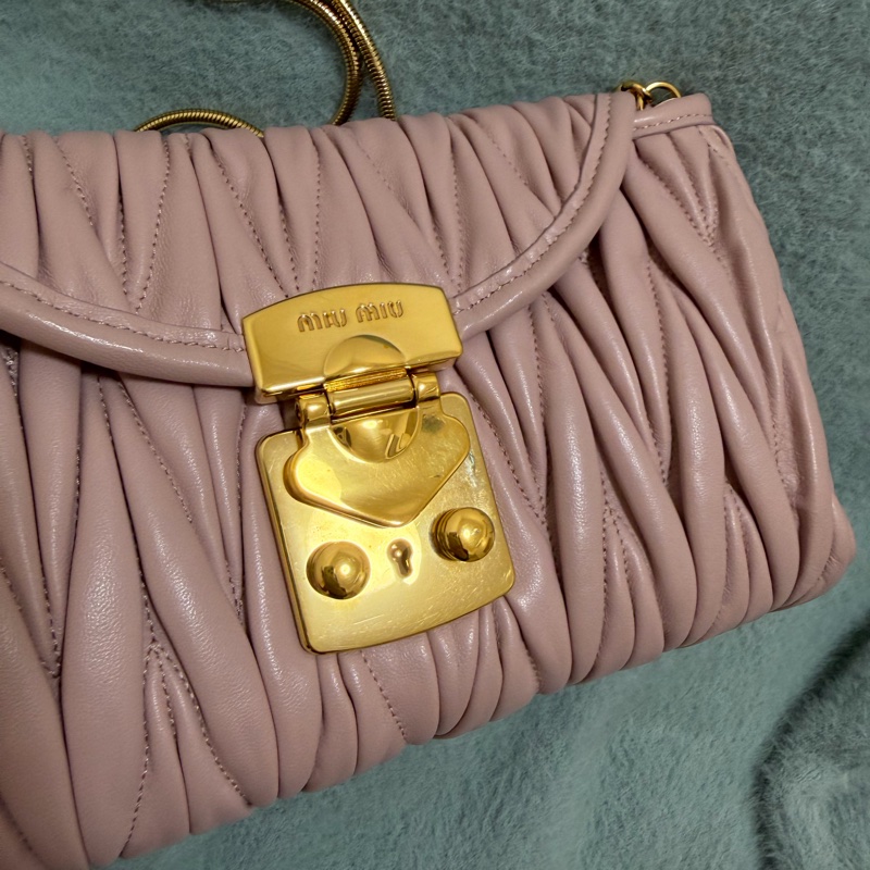 MIUMIU繆繆翻蓋式Matelasse皺摺紋單肩/手拿包/側背包（附保證卡.原廠防塵袋)-6