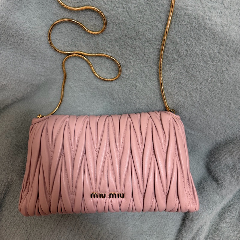 MIUMIU繆繆翻蓋式Matelasse皺摺紋單肩/手拿包/側背包（附保證卡.原廠防塵袋)-8