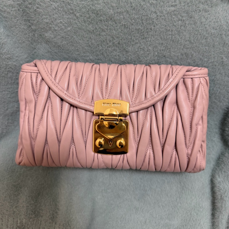 MIUMIU繆繆翻蓋式Matelasse皺摺紋單肩/手拿包/側背包（附保證卡.原廠防塵袋)-9