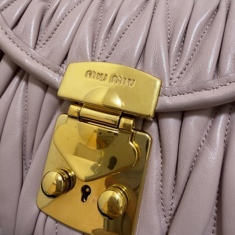 MIUMIU繆繆翻蓋式Matelasse皺摺紋單肩/手拿包/側背包（附保證卡.原廠防塵袋)-15