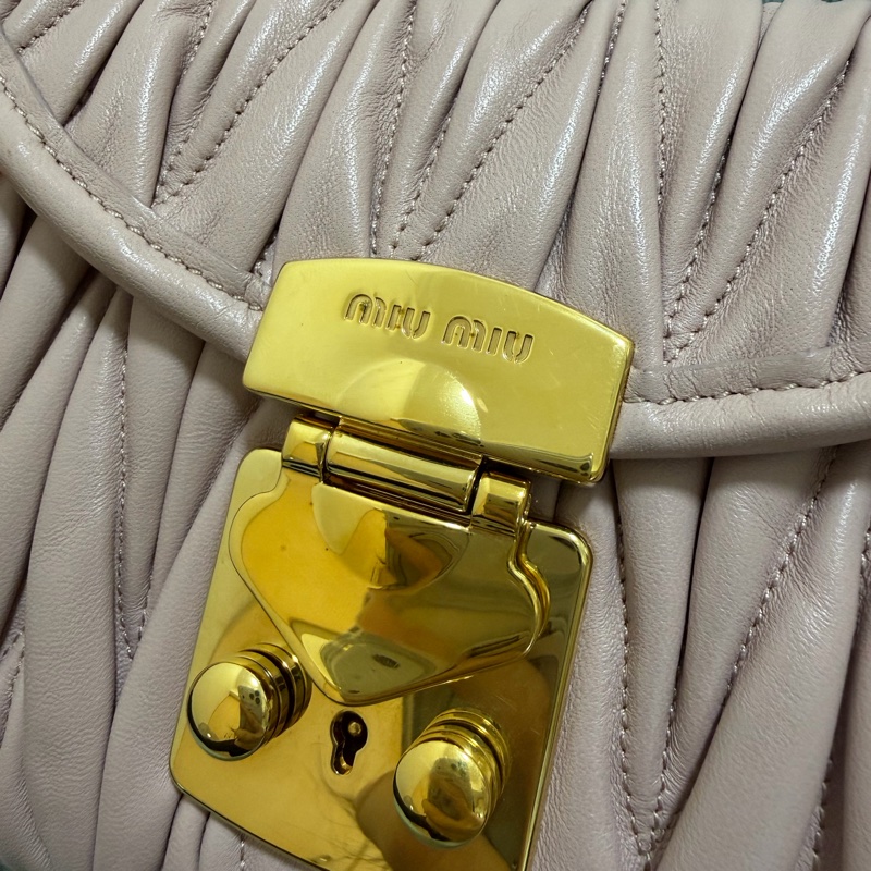 MIUMIU繆繆翻蓋式Matelasse皺摺紋單肩/手拿包/側背包（附保證卡.原廠防塵袋)-16