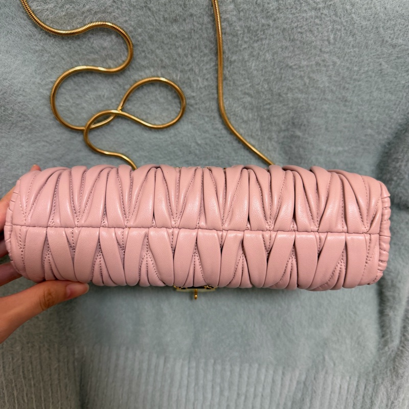 MIUMIU繆繆翻蓋式Matelasse皺摺紋單肩/手拿包/側背包（附保證卡.原廠防塵袋)-17