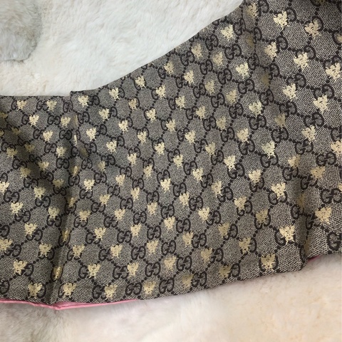 Gucci 老花粉邊金色蜜峰絲巾 XC122