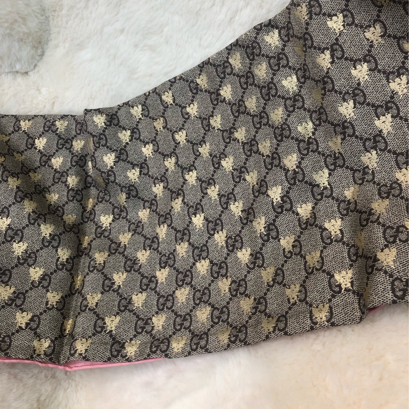 Gucci 老花粉邊金色蜜峰絲巾 XC122-0