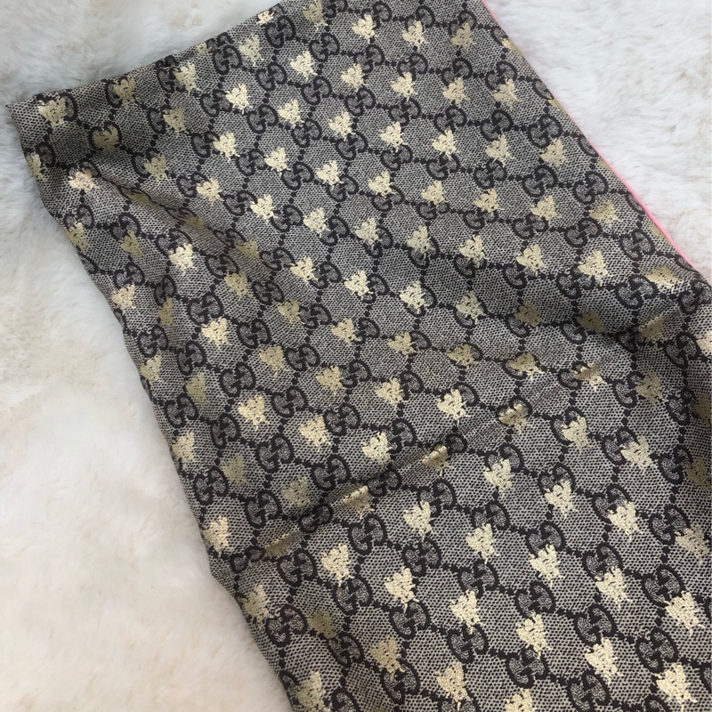Gucci 老花粉邊金色蜜峰絲巾 XC122-1