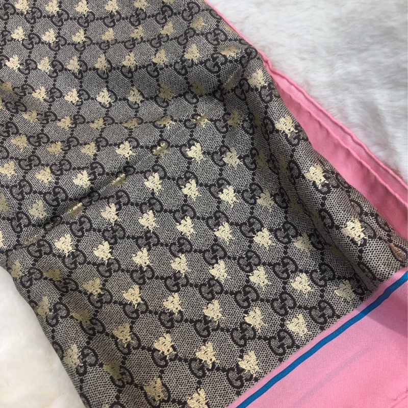 Gucci 老花粉邊金色蜜峰絲巾 XC122-2