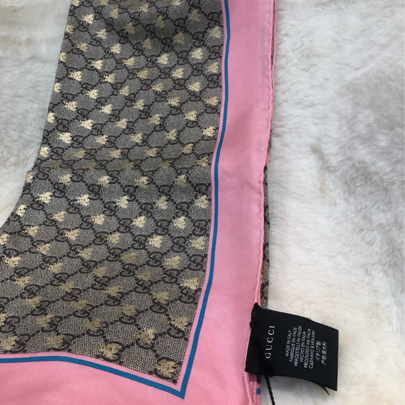Gucci 老花粉邊金色蜜峰絲巾 XC122-3