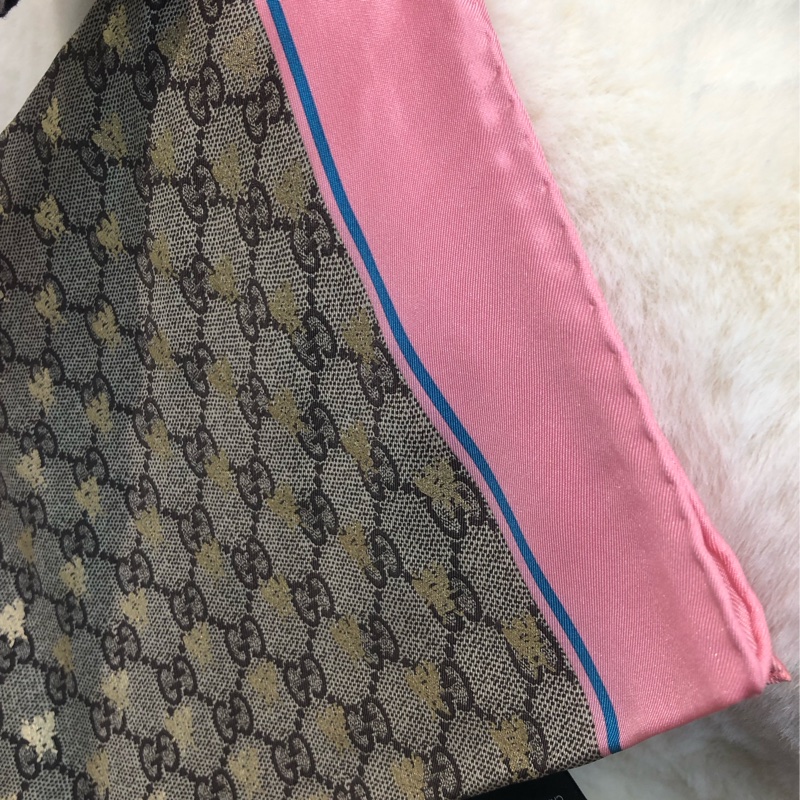 Gucci 老花粉邊金色蜜峰絲巾 XC122-4