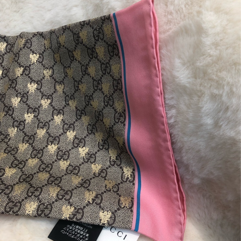 Gucci 老花粉邊金色蜜峰絲巾 XC122-5