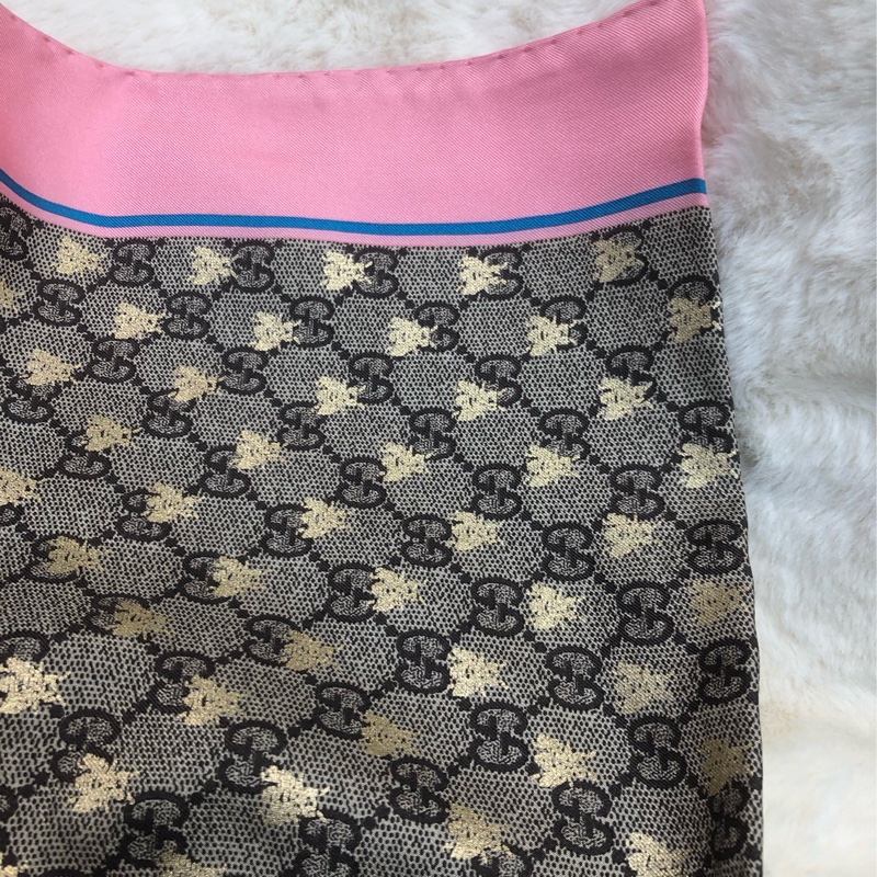 Gucci 老花粉邊金色蜜峰絲巾 XC122-6
