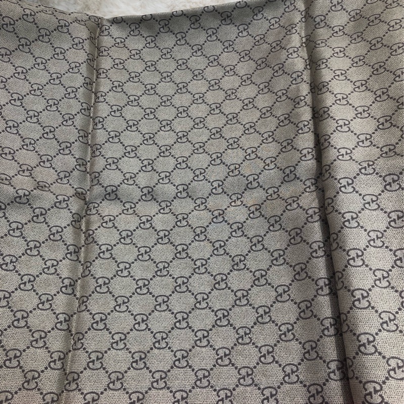 Gucci 老花粉邊金色蜜峰絲巾 XC122-9