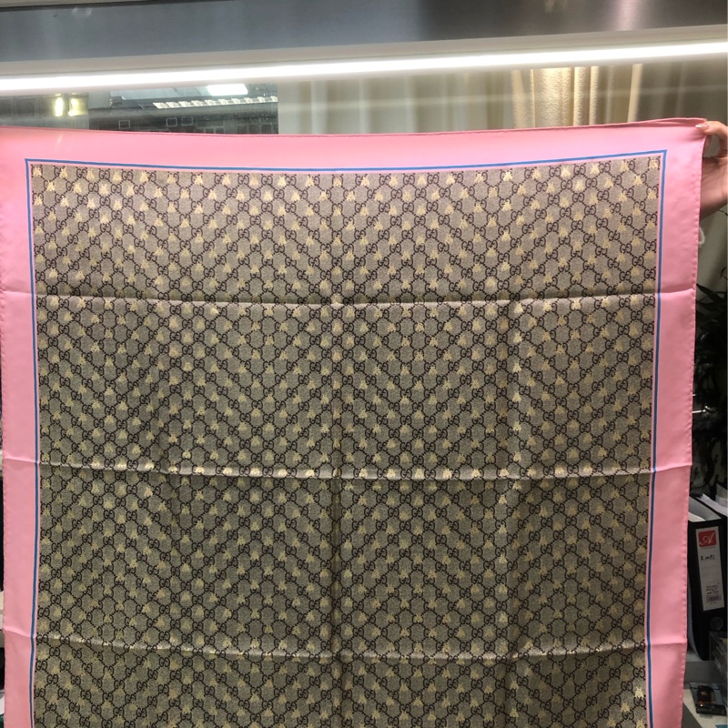 Gucci 老花粉邊金色蜜峰絲巾 XC122-10