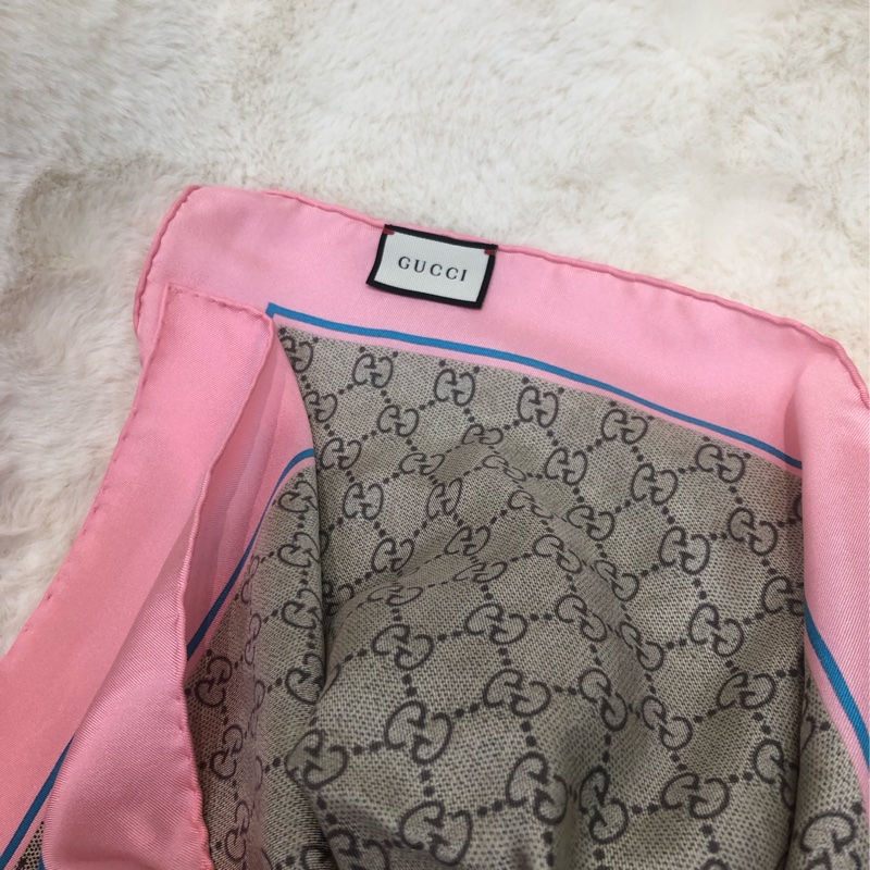 Gucci 老花粉邊金色蜜峰絲巾 XC122-11